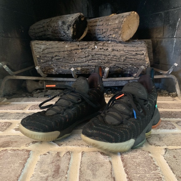 Nike black basketball shoes - Picture 2 of 2